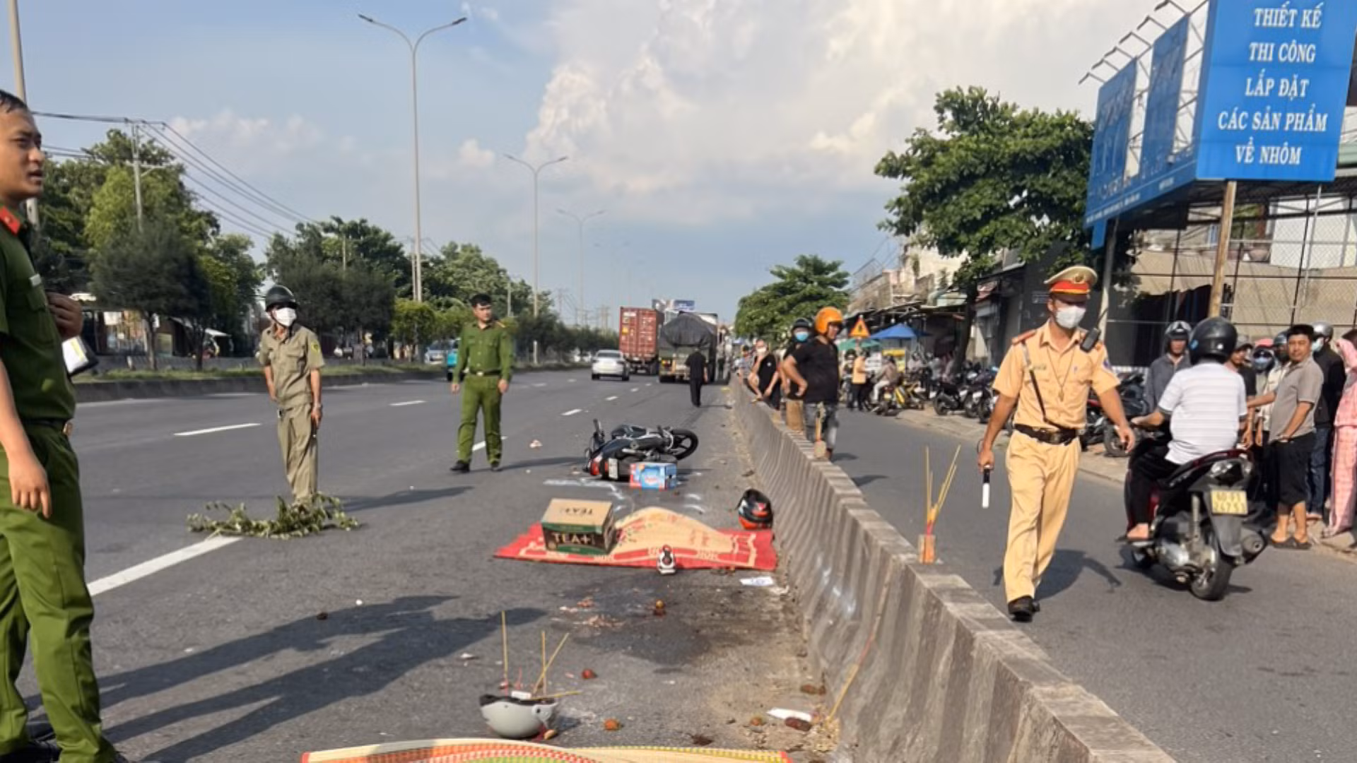 Thanh niên chạy xe máy vào làn ô tô khiến 2 bà cháu tử vong -0