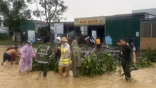 Công an Lâm Đồng dầm mưa giúp dân khắc phục hậu quả mưa lớn, lốc xoáy