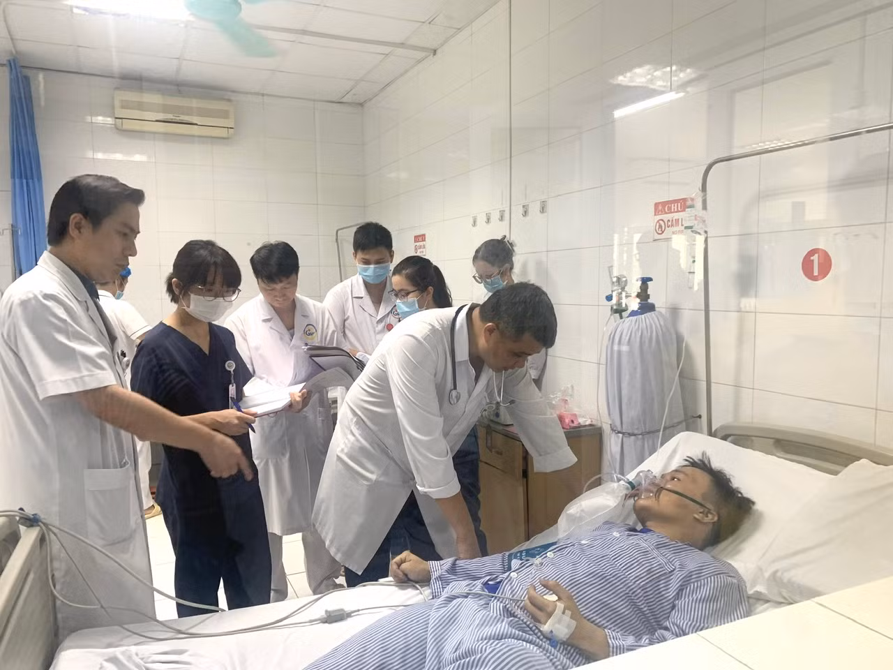 Nghẹn ngào nỗi đau của thân nhân 14 nạn nhân tử vong trong vụ cháy nhà trọ ở phố Trung Kính -0