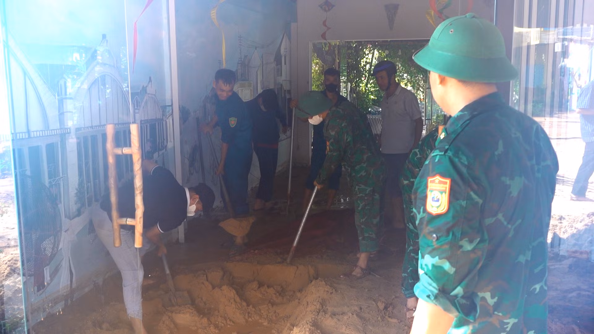 Thông xe khu vực bị lũ cát tràn lấp trên 2 tuyến đường ở Phan Thiết -0