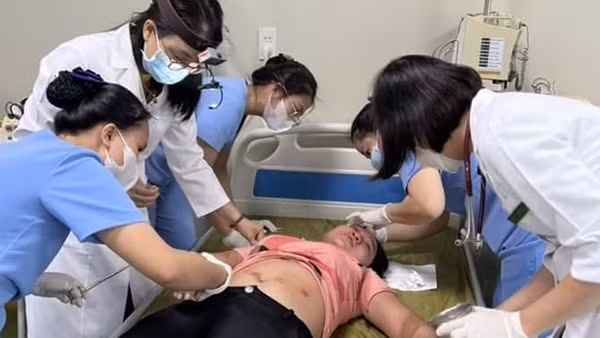 Phá tổ ong trên tầng cao khách sạn, nhiều người bị ong đốt nhập viện