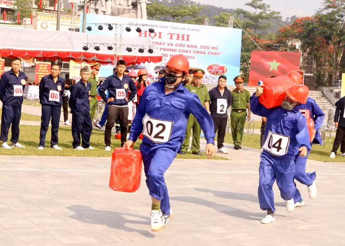 Sôi nổi các hội thi nghiệp vụ chữa cháy và CNCH “Tổ liên gia an toàn PCCC” năm 2024 -0