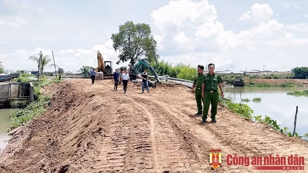 Kiểm tra làm rõ việc lợi dụng nạo vét ao cá để khai thác cát trái phép