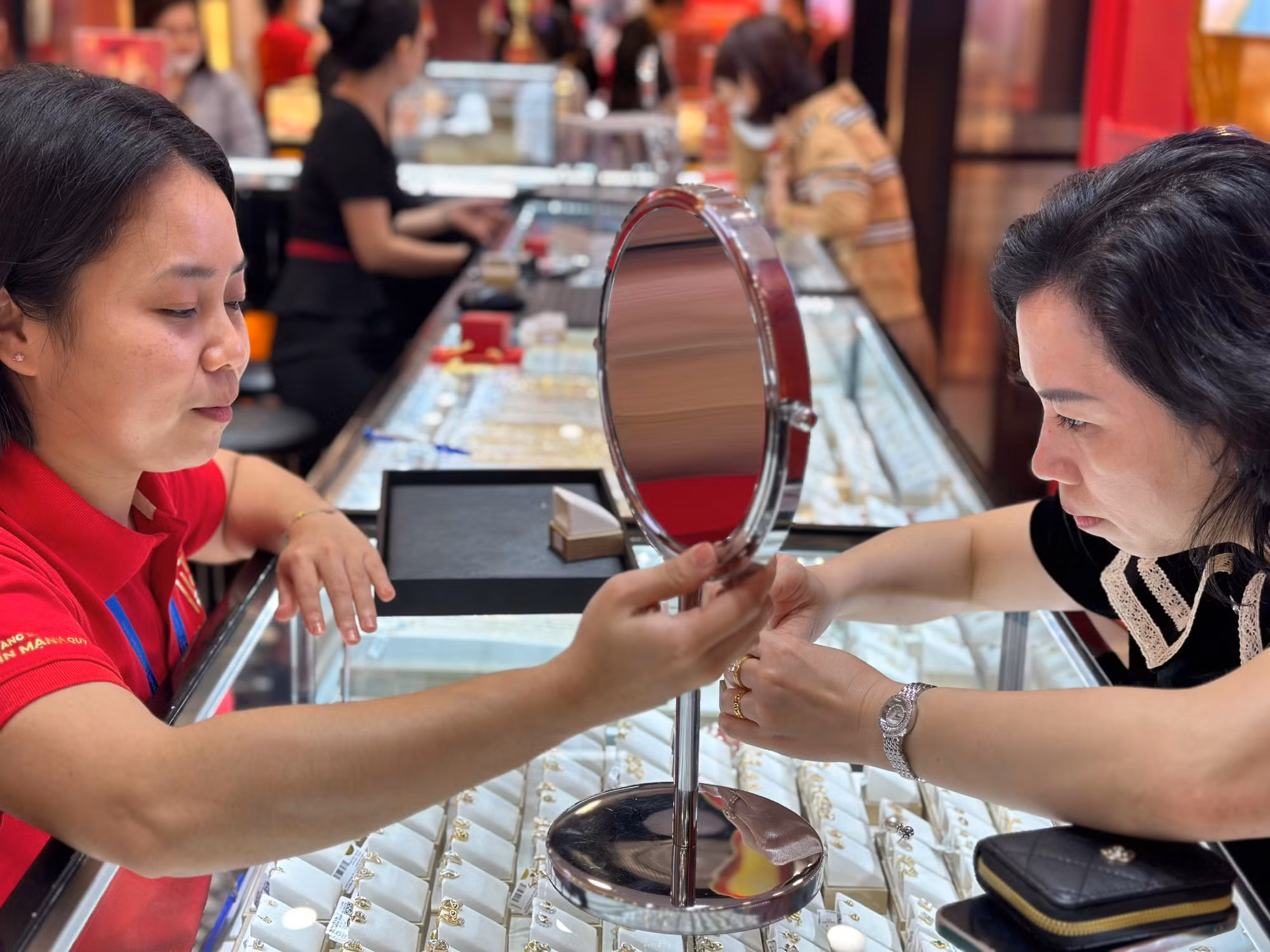 Vàng điên cuồng tăng giá, người ôm vàng nhẫn lãi 30% -0