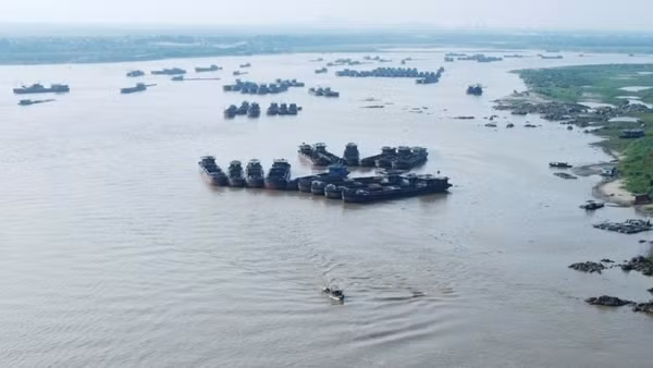 Hà Nội yêu cầu xử lý tình trạng khai thác cát gây sạt lở bờ sông