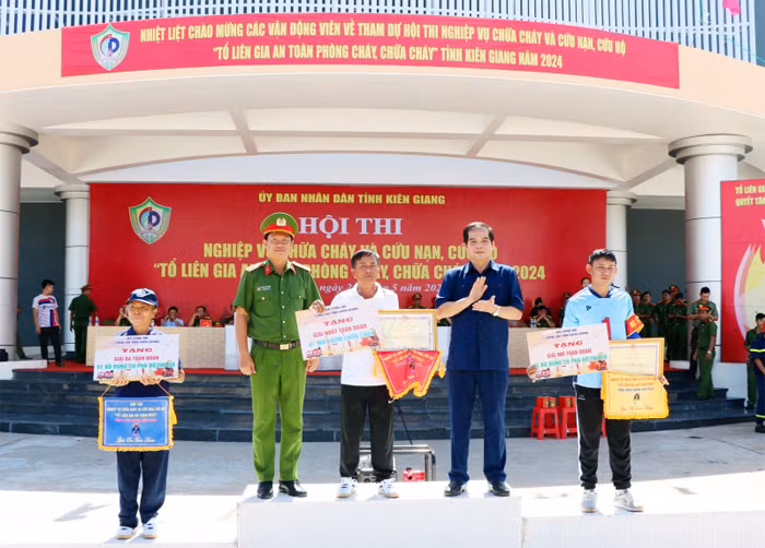 Sôi nổi các hội thi nghiệp vụ chữa cháy và CNCH “Tổ liên gia an toàn PCCC” năm 2024 -0