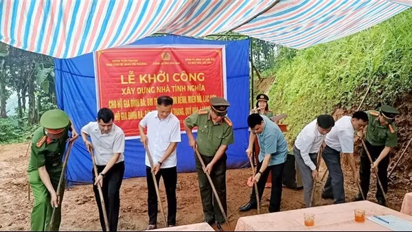 Khởi công xây dựng nhà cho 2 hộ nghèo tại huyện Lạc Sơn