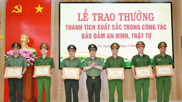 Khen thưởng các đơn vị tham gia triệt xoá website có nội dung đồi trụy
