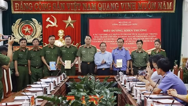 Khen thưởng các tập thể bắt giữ nhóm đối tượng truyền bá văn hóa phẩm đồi trụy