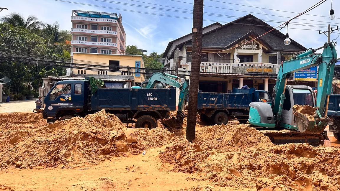 Thông xe khu vực bị lũ cát tràn lấp trên 2 tuyến đường ở Phan Thiết -0