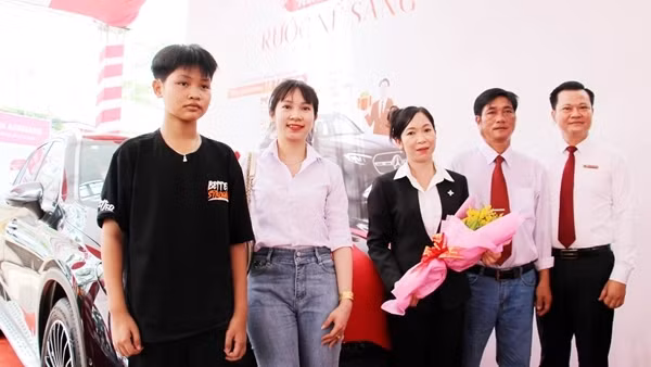 Agribank tặng xe cứu thương cho ngành Y tế tỉnh Long An và Trao thưởng chương trình&nbsp;“Tết An khang - Rước xế sang”