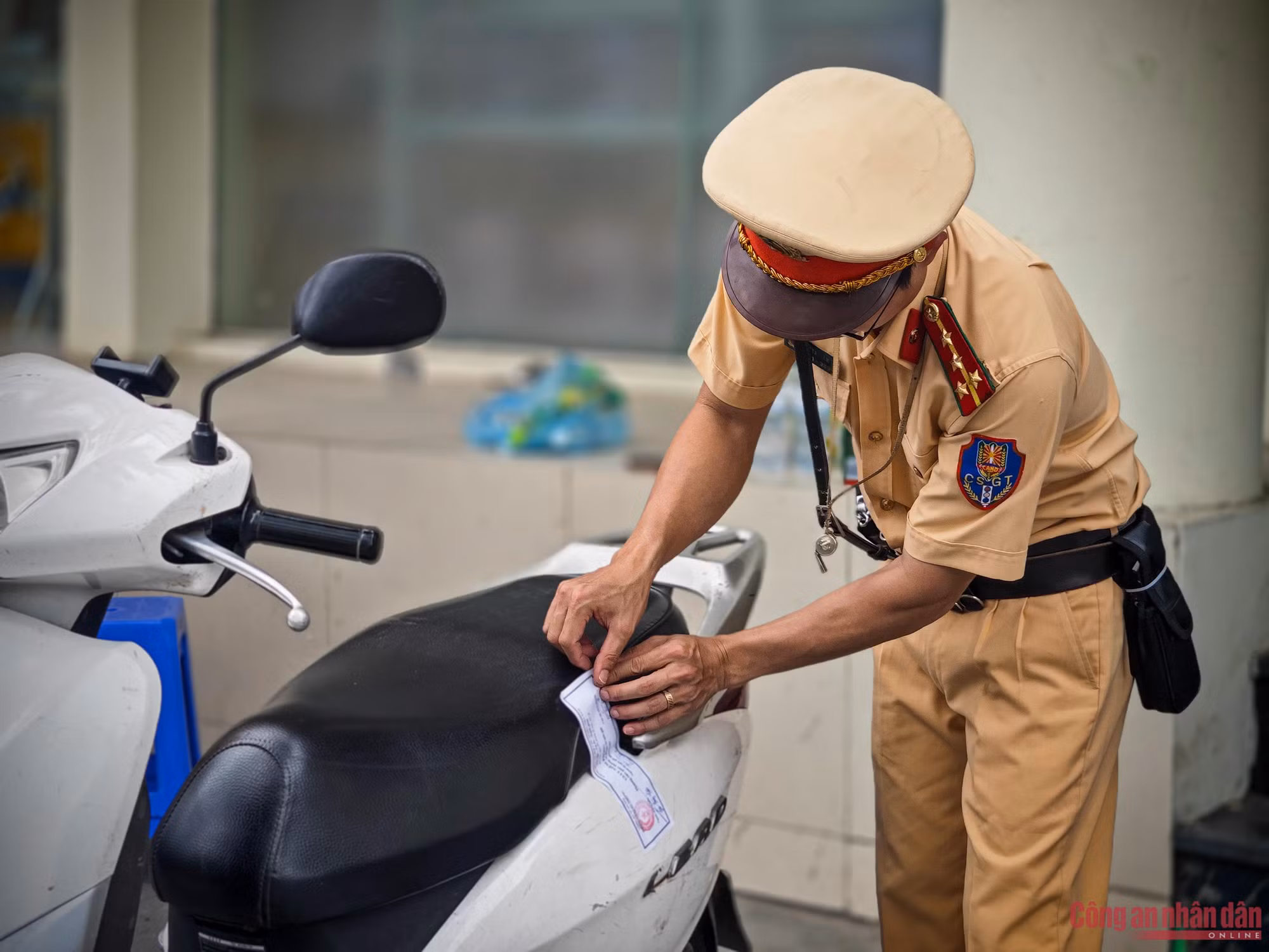 Vi phạm nồng độ cồn, tài xế xe ôm công nghệ bỏ xe, không ký biên bản -0