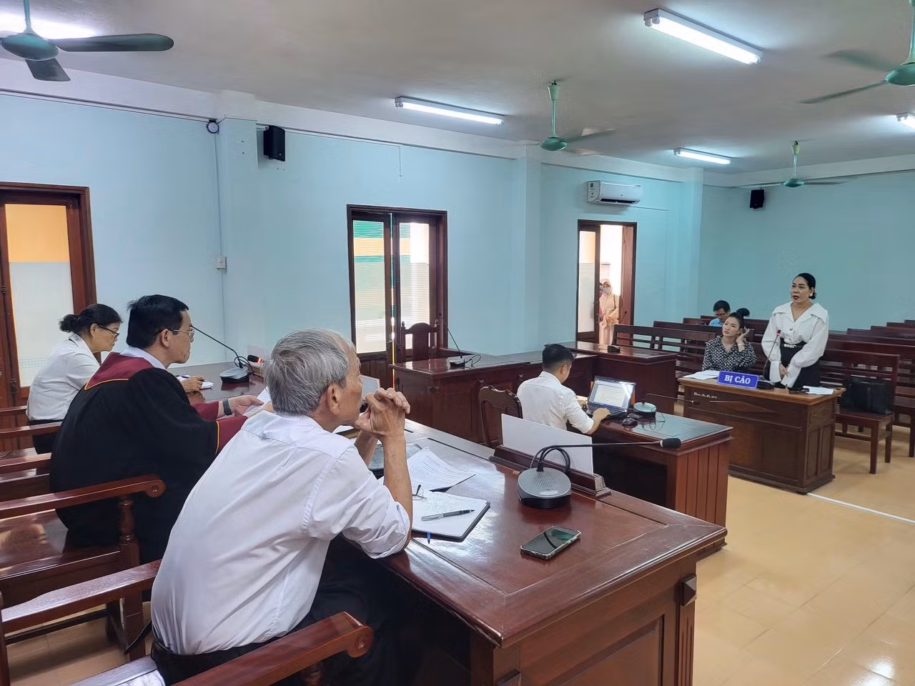 Livestream làm nhục người đàn ông, 3 phụ nữ lãnh án -0