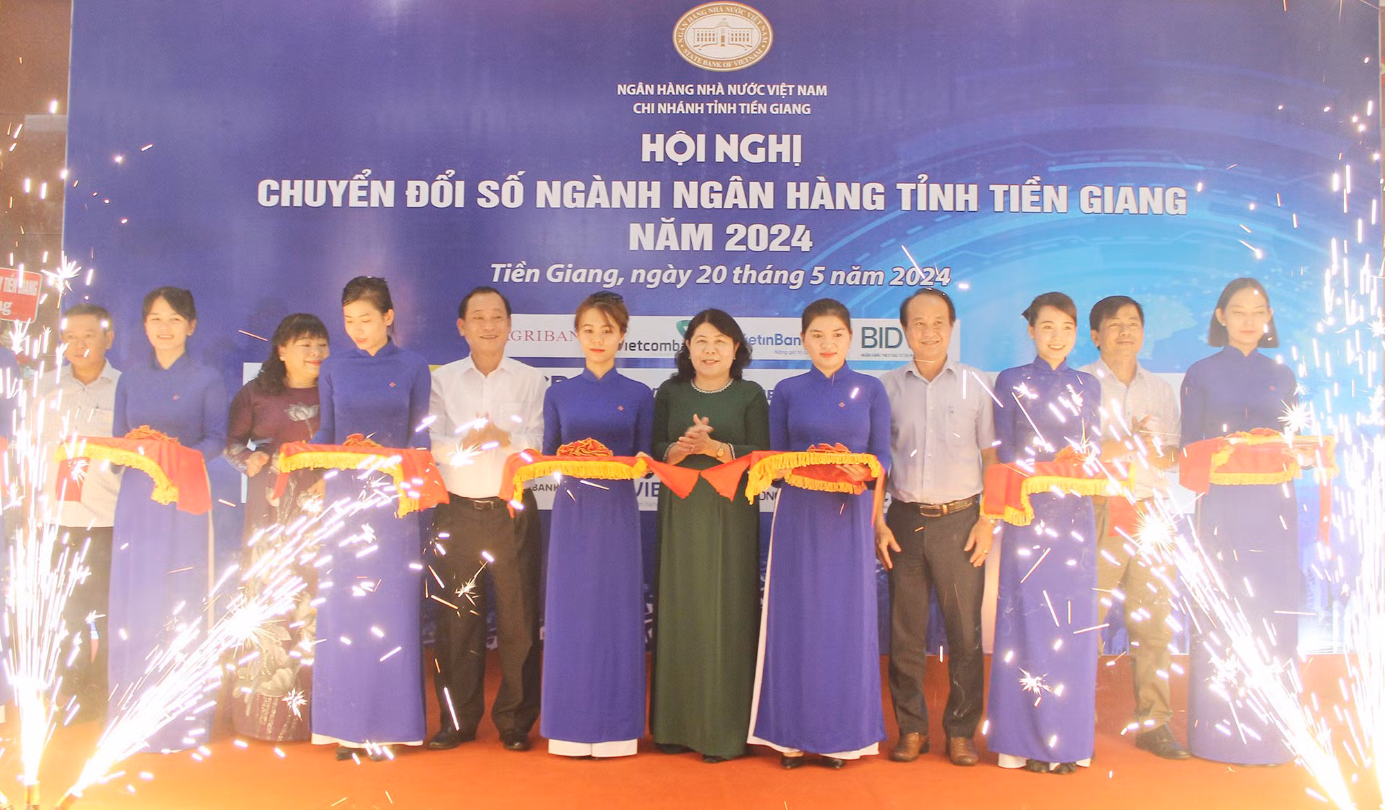 Agribank Tiền Giang giới thiệu nhiều giải pháp số ưu việt tại chuyển đổi số ngành Ngân hàng tỉnh -0