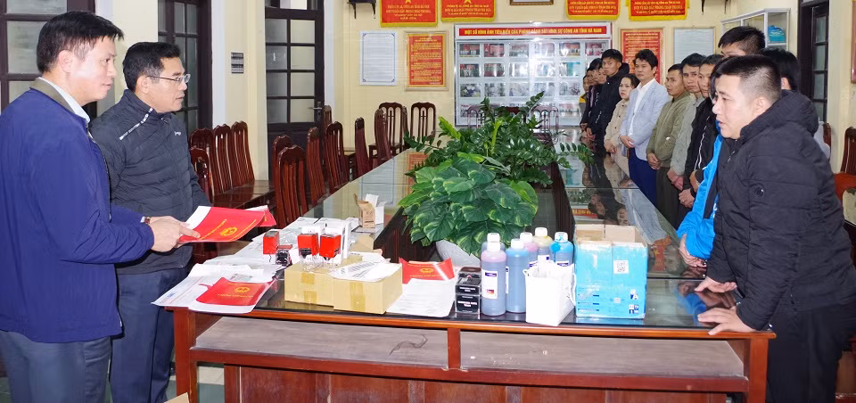 Đánh sập đường dây sản xuất, mua bán, vận chuyển con dấu, tài liệu giả quy mô trên 100 tỷ đồng -0
