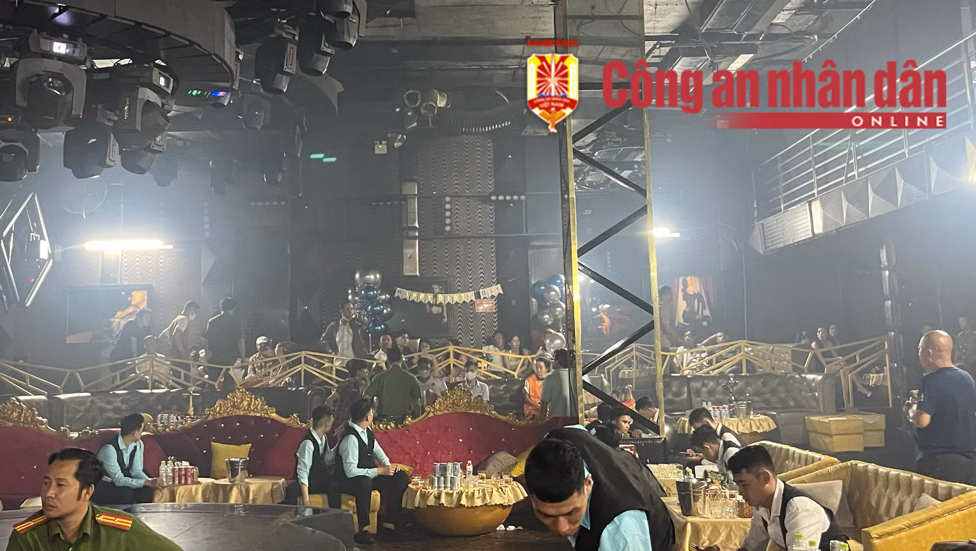 20 đối tượng dương tính với ma túy trong Gold Club ở Cà Mau -0