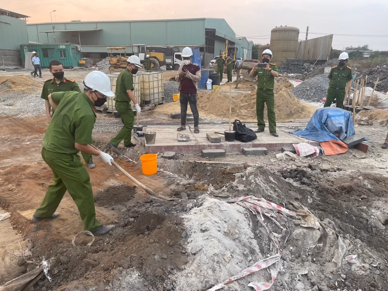 Kiểm tra doanh nghiệp xử lý rác thải nghi vấn chôn lấp chất thải nguy hại trái phép -0
