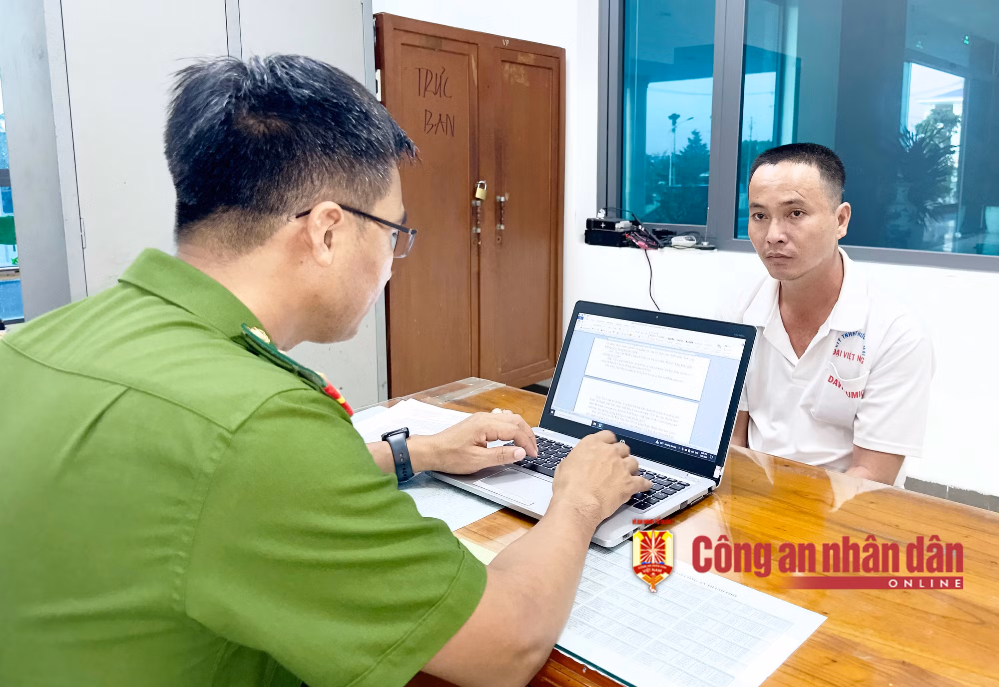 Bắt đối tượng truy nã đặc biệt nguy hiểm do làm giả thiên thạch lừa đảo 400 triệu đồng -0
