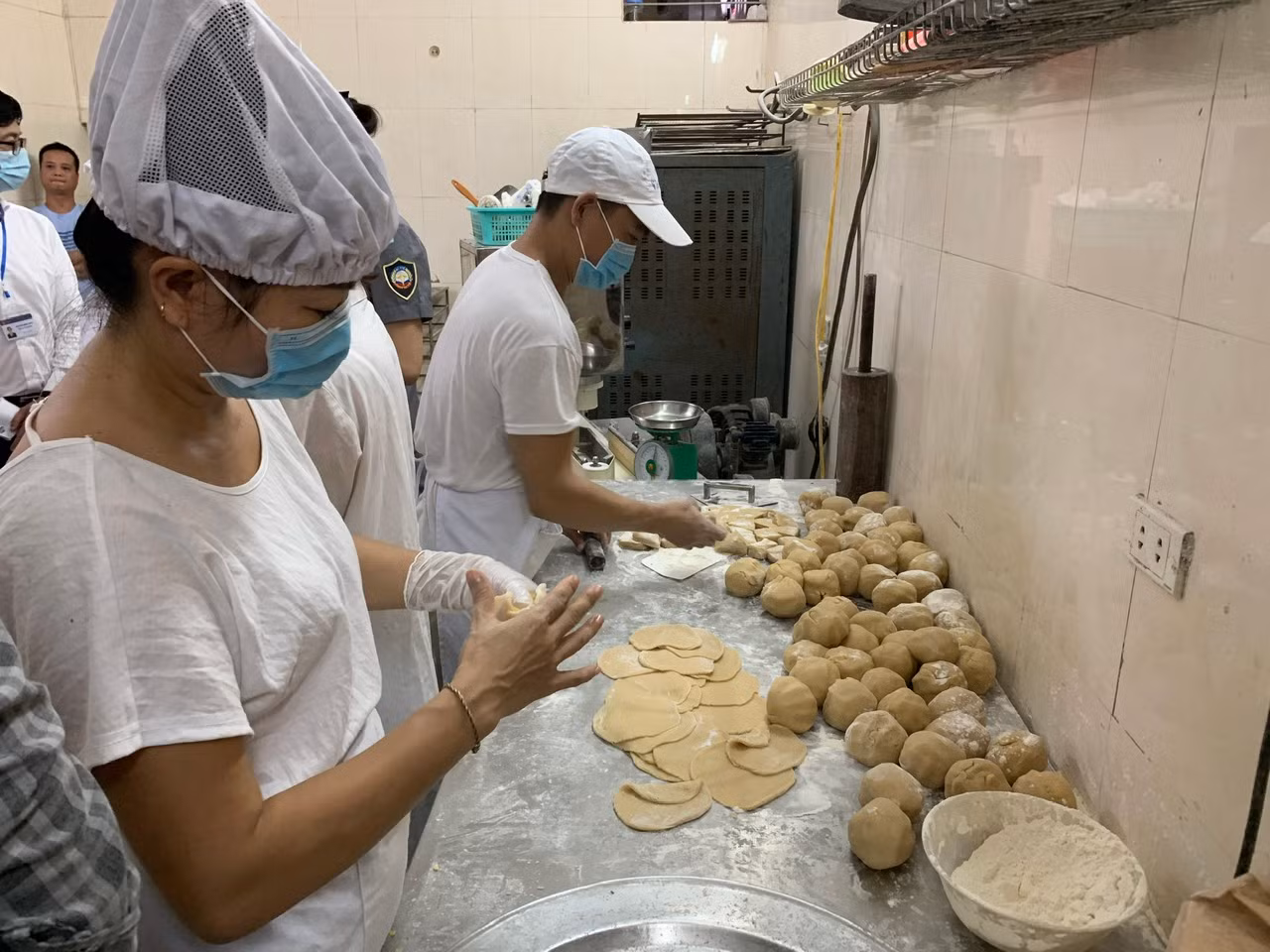 Liên tiếp ngộ độc thực phẩm, Bộ Y tế đề nghị truy xuất nguồn gốc nguyên liệu -0