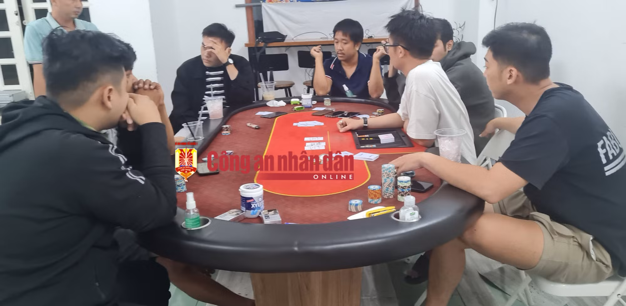 Bắt quả tang sòng bạc dưới hình thức chơi Poker -0
