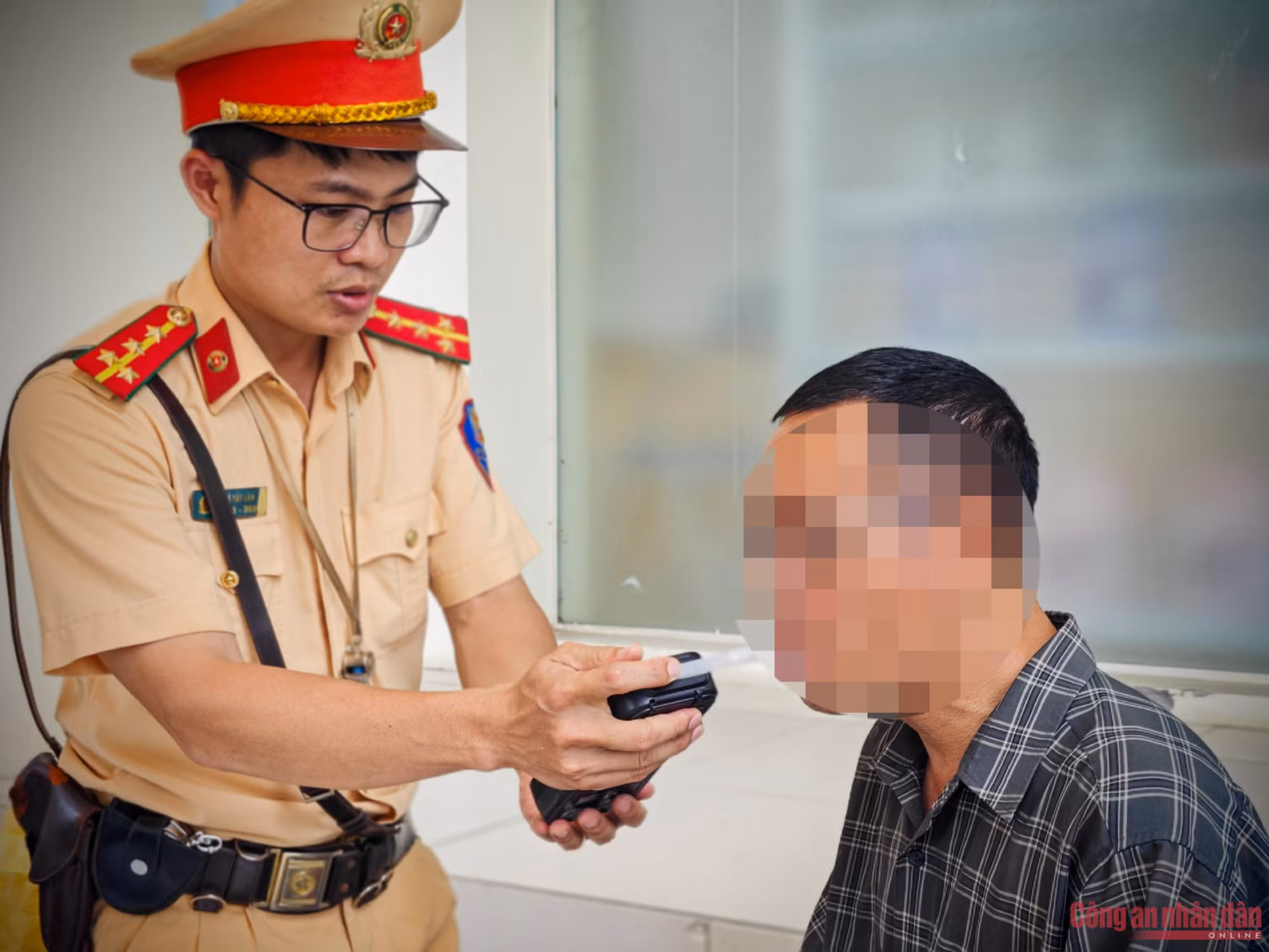 Vi phạm nồng độ cồn, tài xế xe ôm công nghệ bỏ xe, không ký biên bản -0