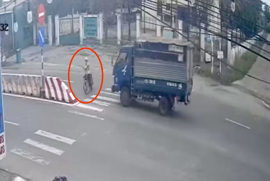 Nữ lao công trường học bị xe tải tông tử vong khi đi xe đạp ngược chiều -0