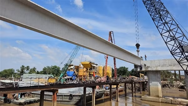 Gác dầm cầu Đại Ngãi 2 phía bờ Cù Lao Dung