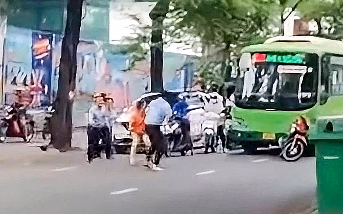 Bắt khẩn cấp 3 đối tượng trong vụ ẩu đả giữa đường gây xôn xao dư luận -0