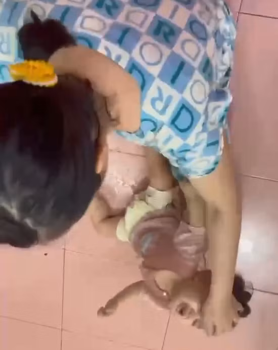 Khởi tố, bắt giam người phụ nữ bạo hành trẻ em -0