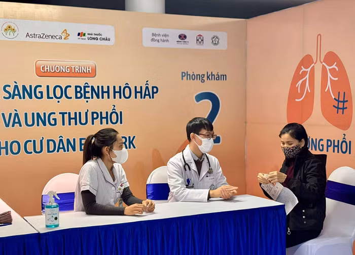 500 người dân tại Hưng Yên được khám, tư vấn bệnh hô hấp và sàng lọc ung thư phổi miễn phí -0