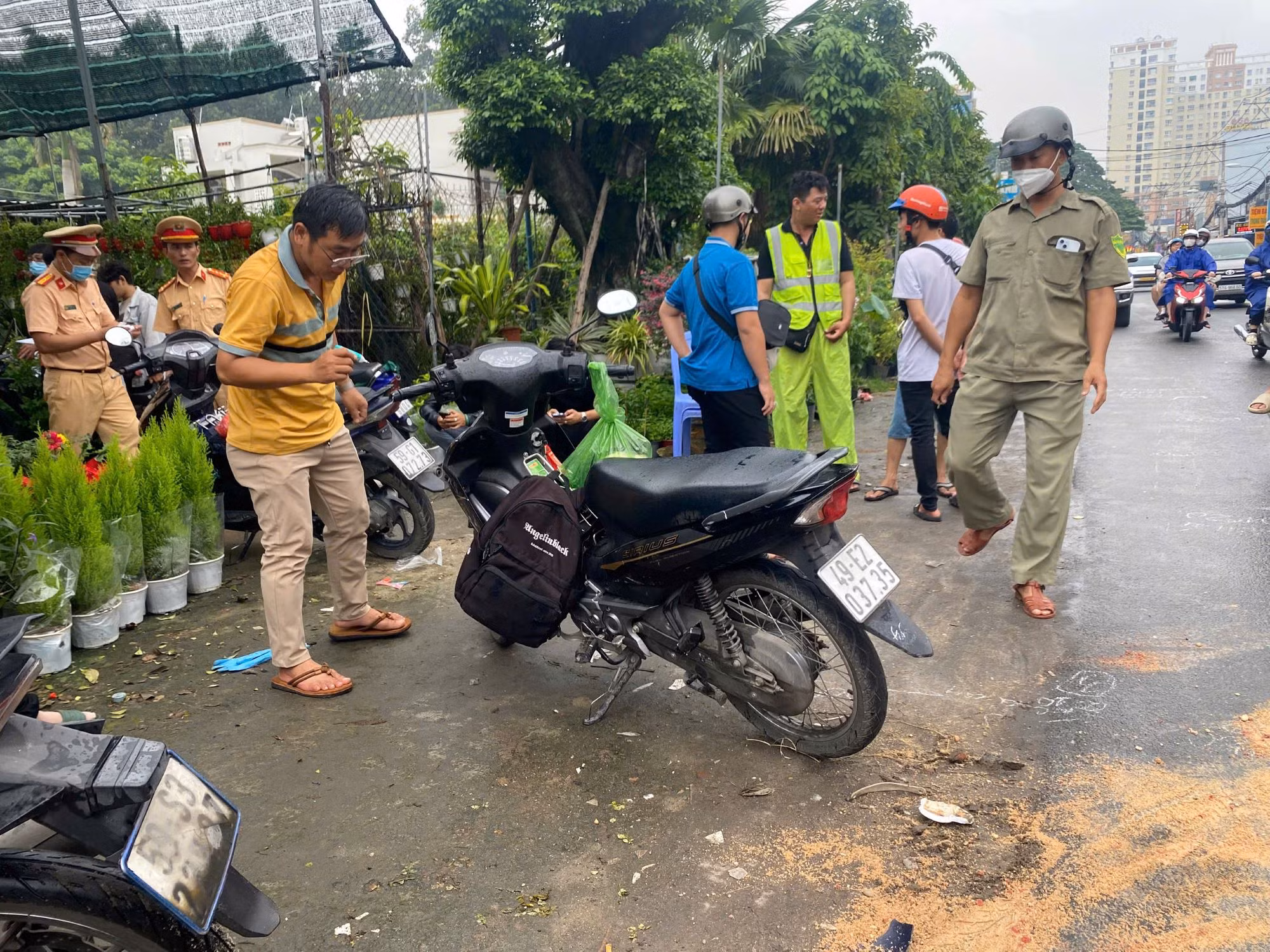 Nam sinh viên tử vong sau va chạm trên đường trơn trượt -1