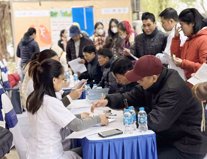 500 người dân tại Hưng Yên được khám, tư vấn bệnh hô hấp và sàng lọc ung thư phổi miễn phí -0