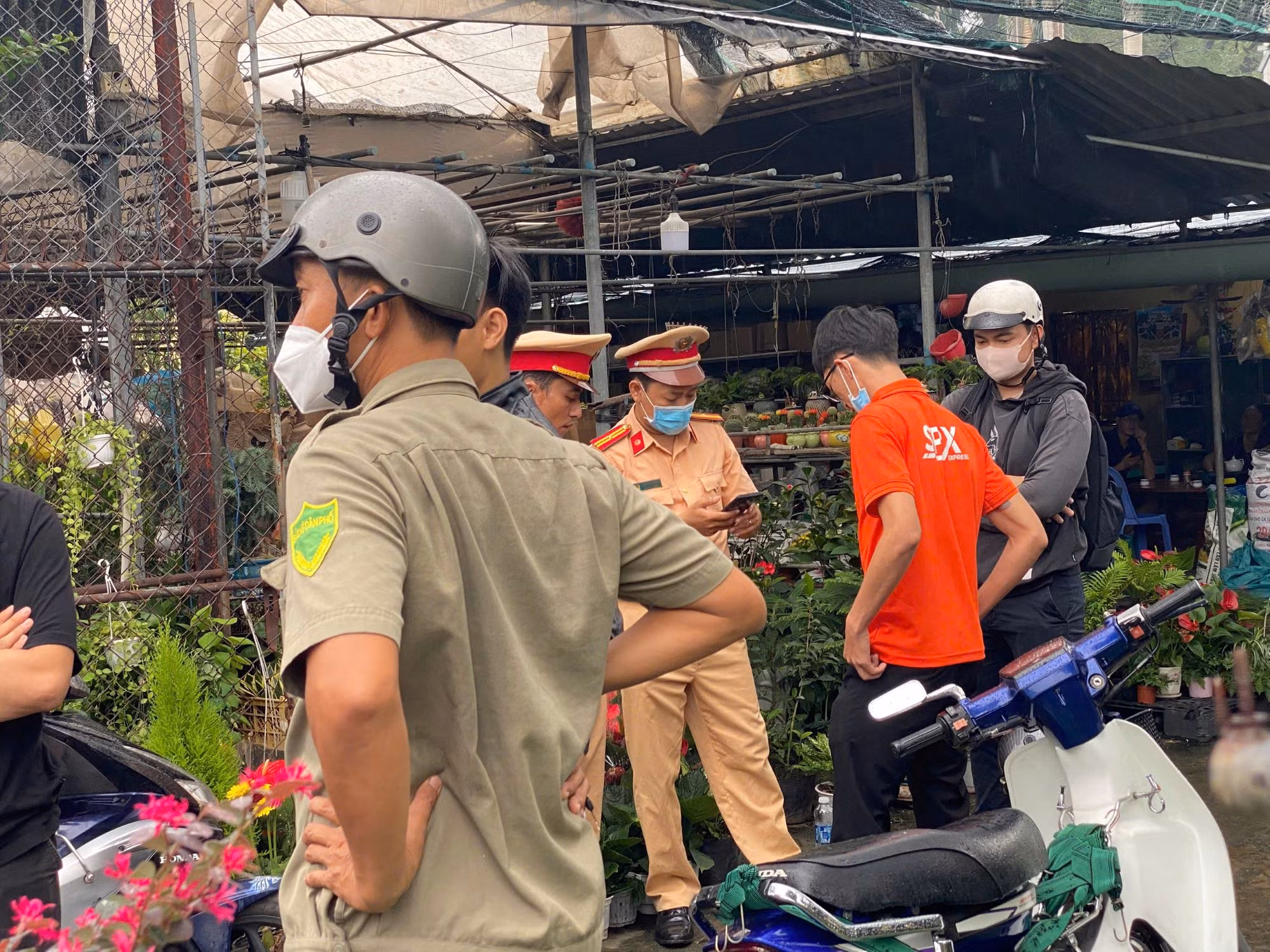 Nam sinh viên tử vong sau va chạm trên đường trơn trượt -0