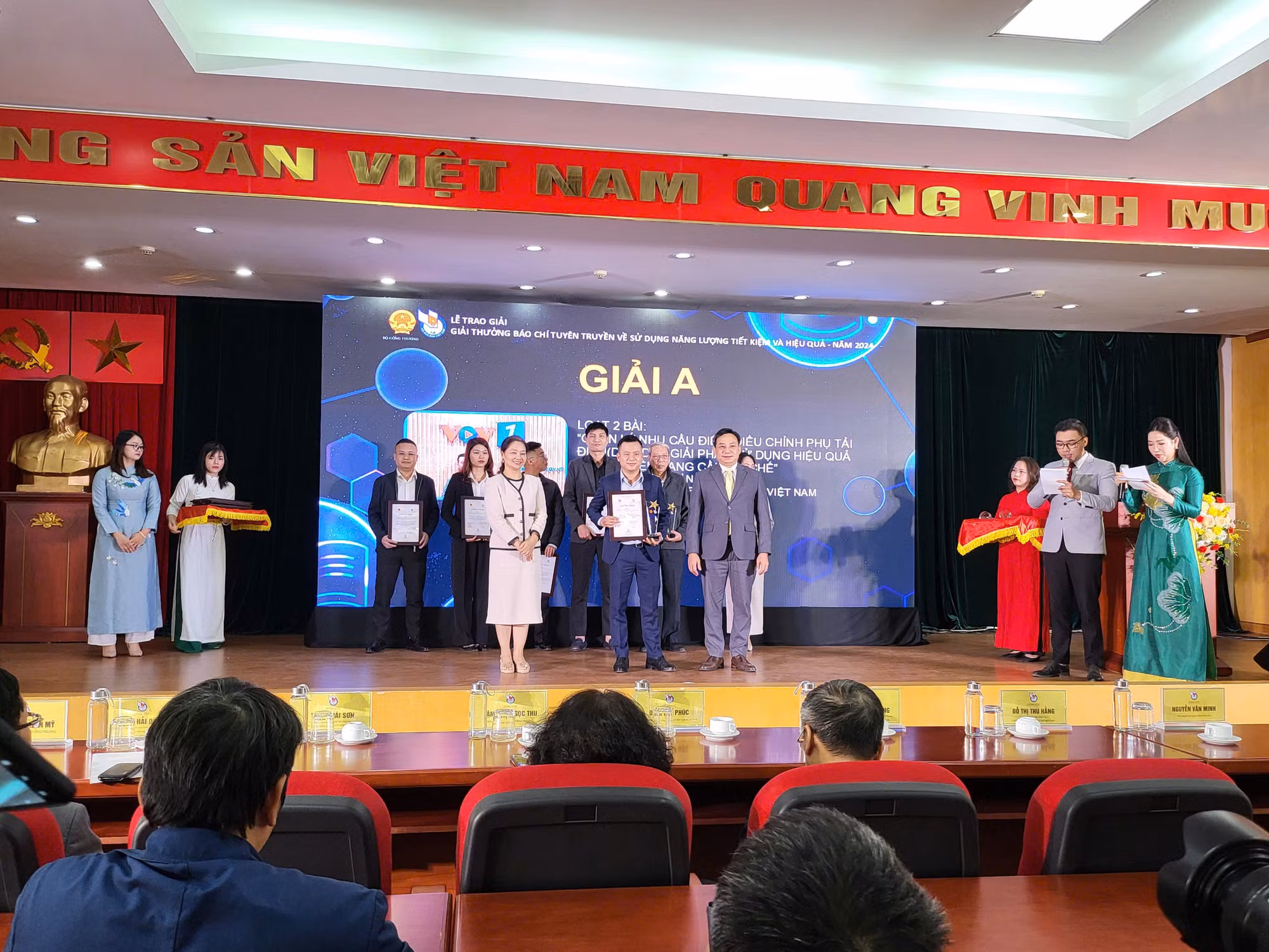 Trao giải thưởng báo chí tuyên truyền về sử dụng năng lượng tiết kiệm và hiệu quả -0