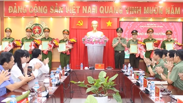 Công an TP Hồ Chí Minh khen thưởng tập thể, cá nhân xuất sắc phá hai chuyên án ma túy