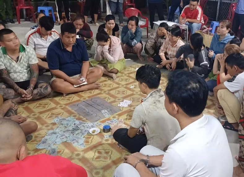 Hàng chục con bạc sát phạt tại sòng bạc do người phụ nữ tổ chức -0