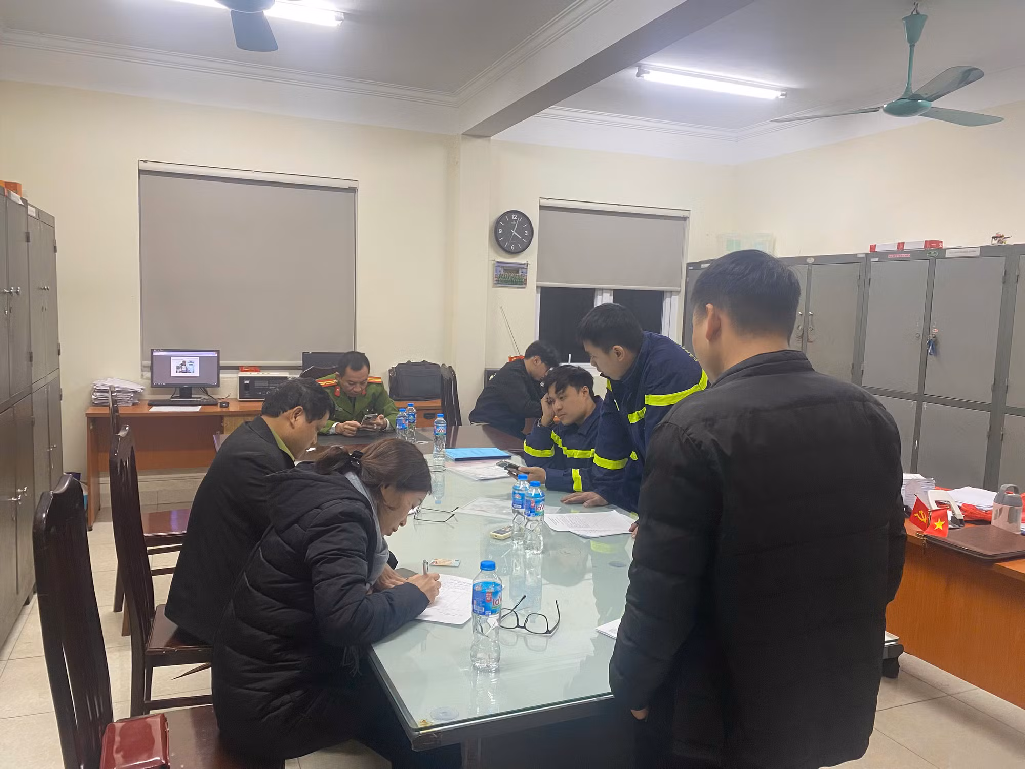 Cảnh sát phòng cháy hướng dẫn nạn nhân thoát nạn trong vụ cháy 11 người tử vong -0