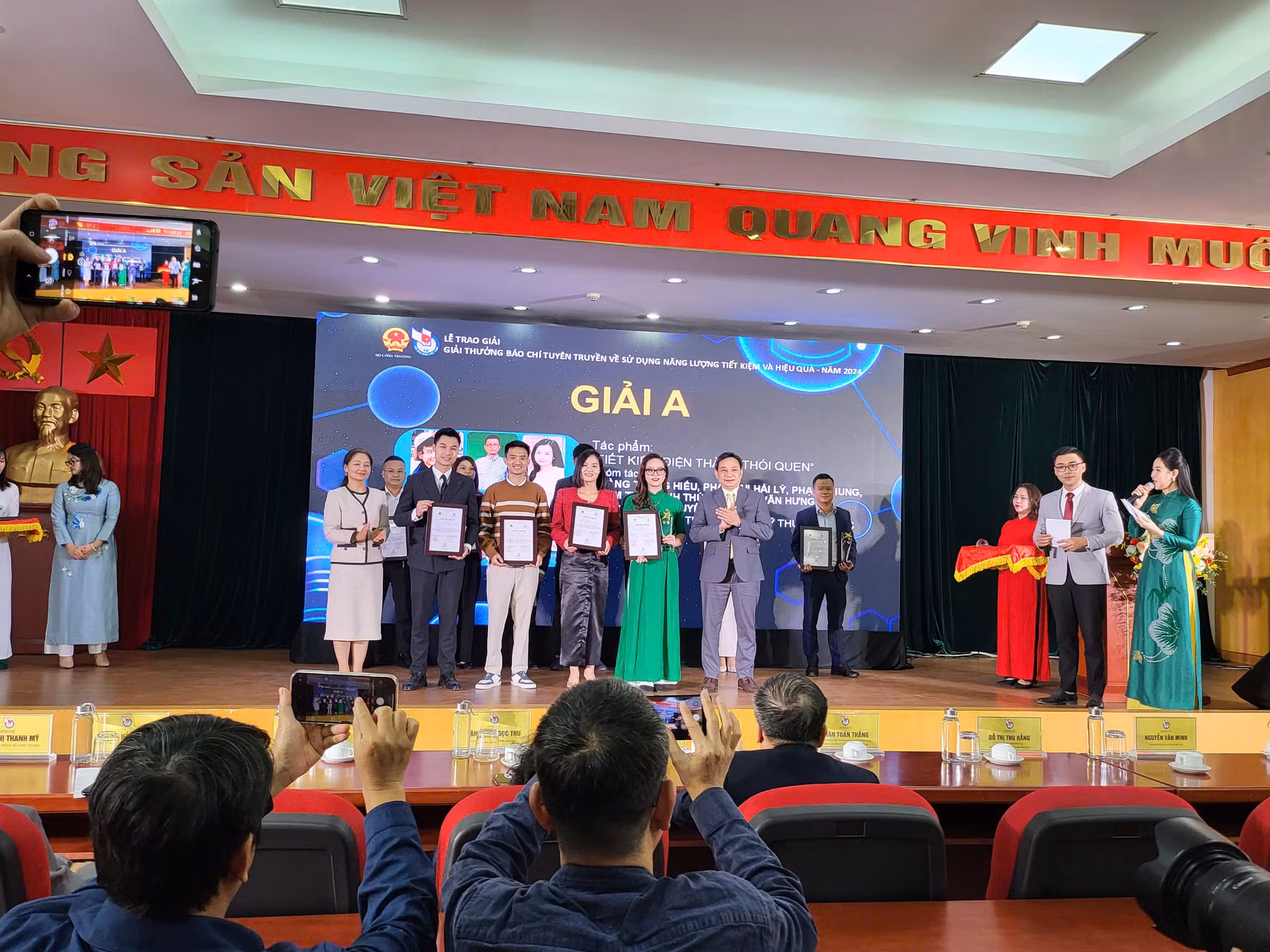Trao giải thưởng báo chí tuyên truyền về sử dụng năng lượng tiết kiệm và hiệu quả -0