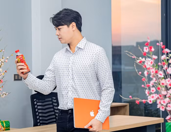 Nhiều người trẻ làm việc xuyên đêm tại các “xưởng deadline 24h” ngày cuối năm -0