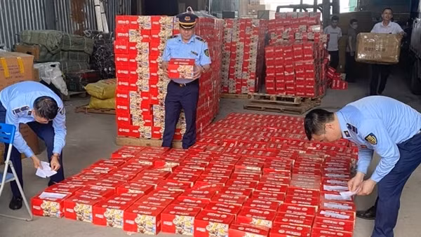 Hiểm họa từ đồ ăn vặt gắn mác “hàng nội địa"