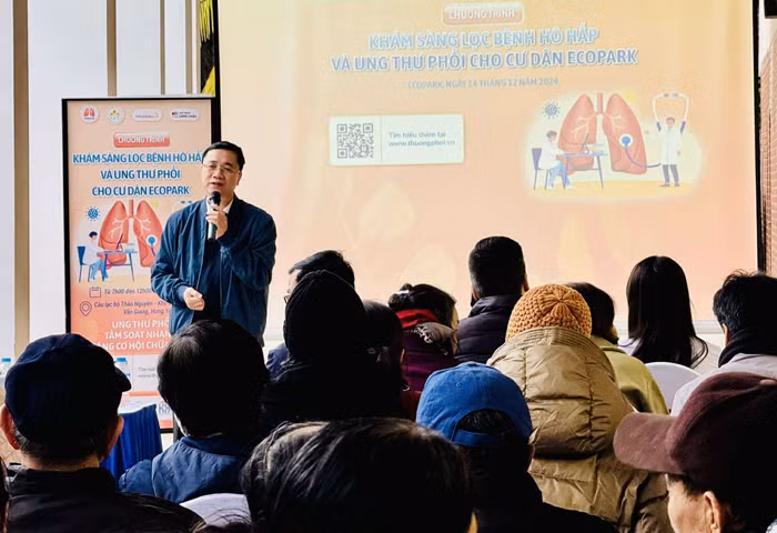 500 người dân tại Hưng Yên được khám, tư vấn bệnh hô hấp và sàng lọc ung thư phổi miễn phí -1
