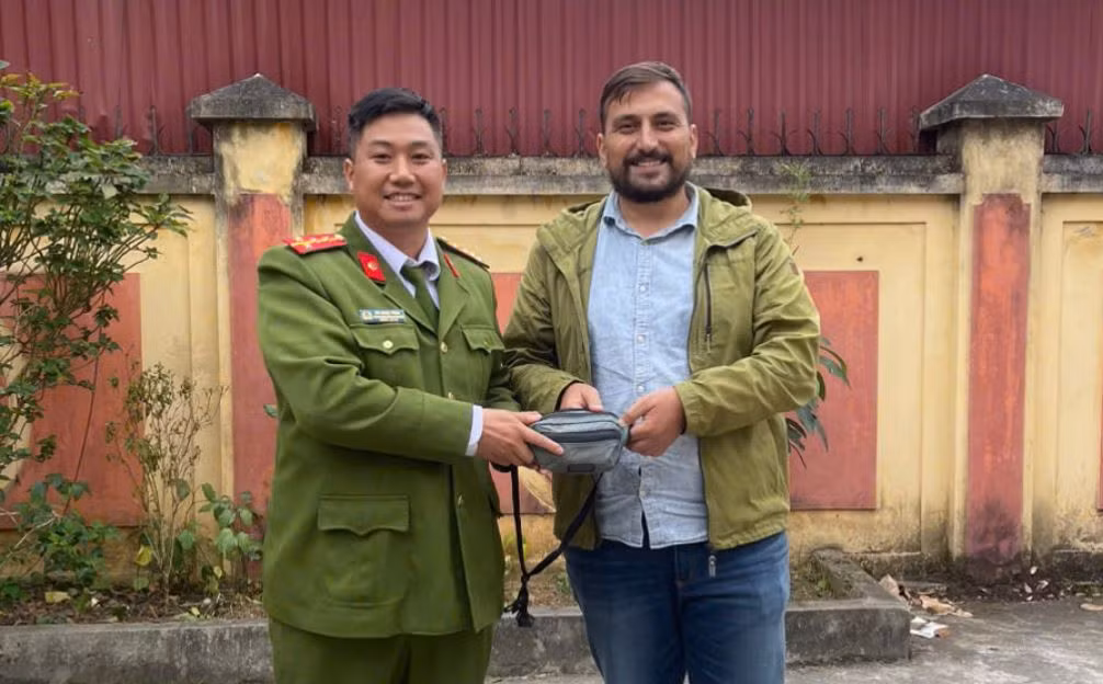Du khách Italia kịp thời xuất cảnh sau khi được Công an thị trấn Đồng Đăng tìm giúp tài sản -0