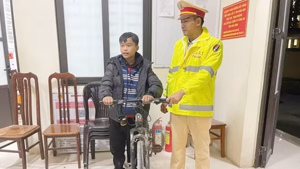 CSGT giúp đỡ cháu bé người Mông đi lạc về với gia đình