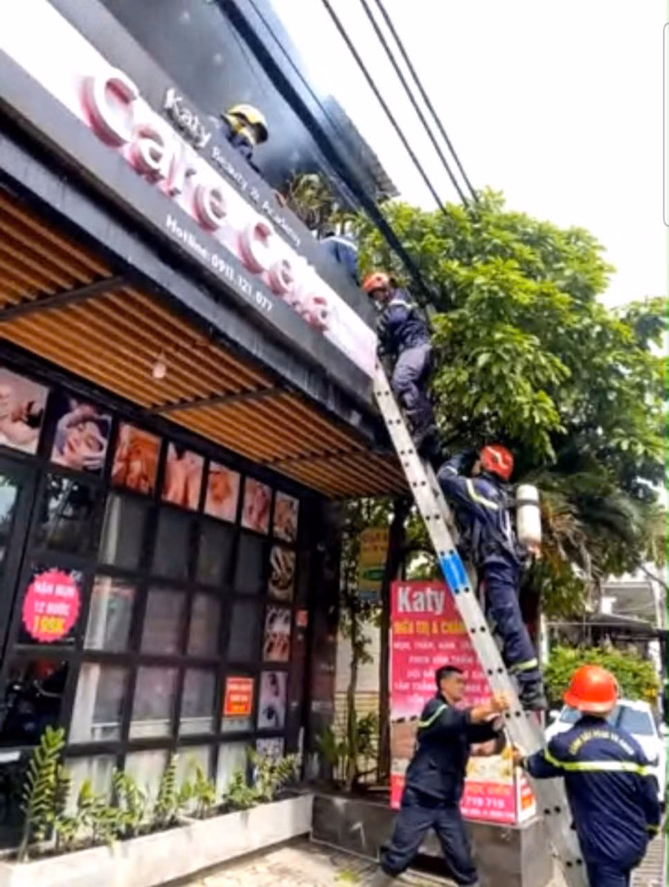 Giải cứu 15 người thoát khỏi đám cháy căn nhà 5 tầng -0