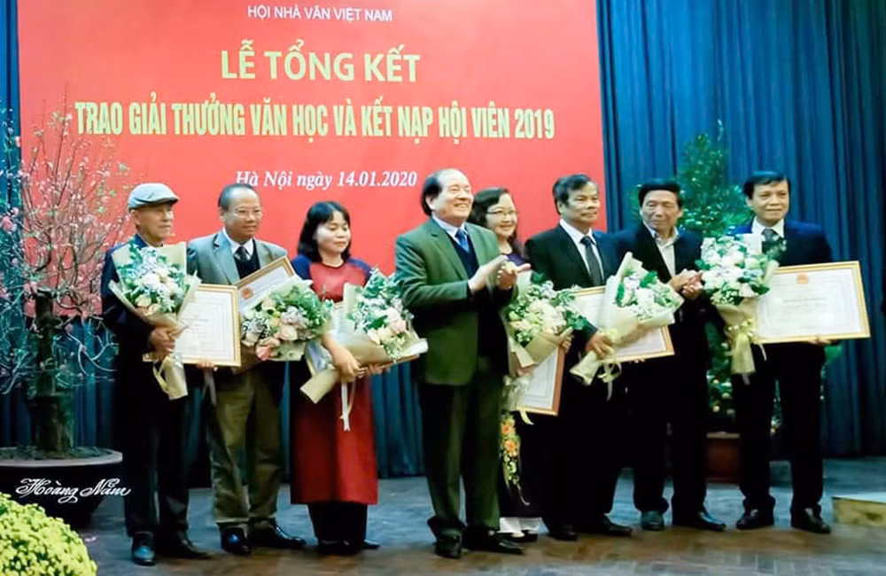 tác giả nguyễn hữu thăng - ngoài cùng bìa phải - nhận giải thưởng của hội nhà văn việt nam năm 2020.jpg -0