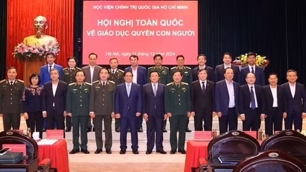 Bảo vệ quyền con người là làm cho mỗi người dân ngày càng ấm no và hạnh phúc