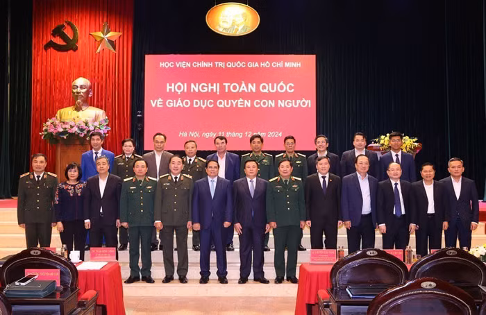 Bảo vệ quyền con người là làm cho mỗi người dân ngày càng ấm no và hạnh phúc -0