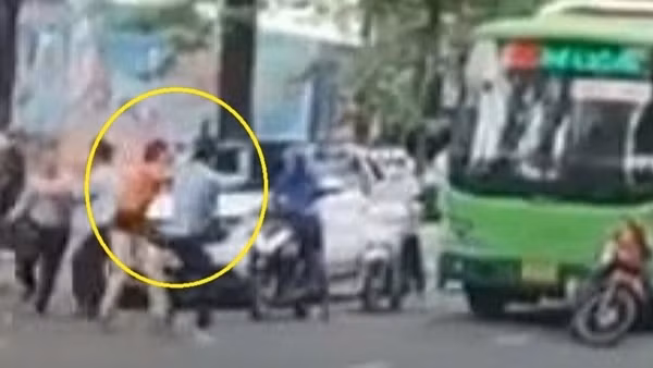 Nhân viên xe buýt ẩu đả với shipper gây náo loạn đường phố