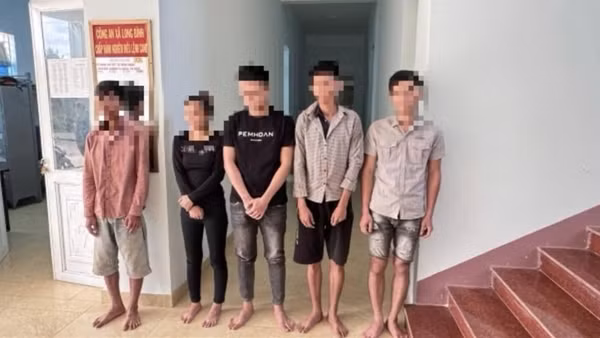 Tụ tập tại nhà riêng tổ chức sử dụng trái phép chất ma túy, tàng trữ súng cồn