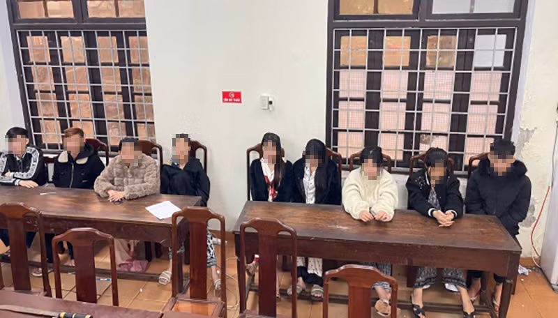 11 nam, nữ thuê chung phòng trọ để... cất giấu dao, kiếm -0